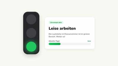 Lärmampel auf Grün während einer Stillarbeit im Klassenraum