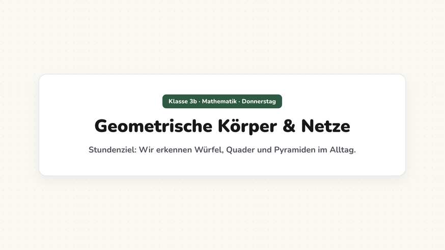 Titelkarte mit dem Stundenthema Bruchrechnen und dem Untertitel Klasse 6a, Mathematik über dem Tafelbild